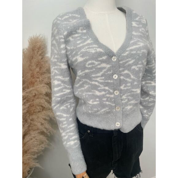B1G2 FREE 🍁 Abercrombie & Fitch Cardigan Sweater Medium Gray Zebra Fuzzy Plush - Picture 4 of 9